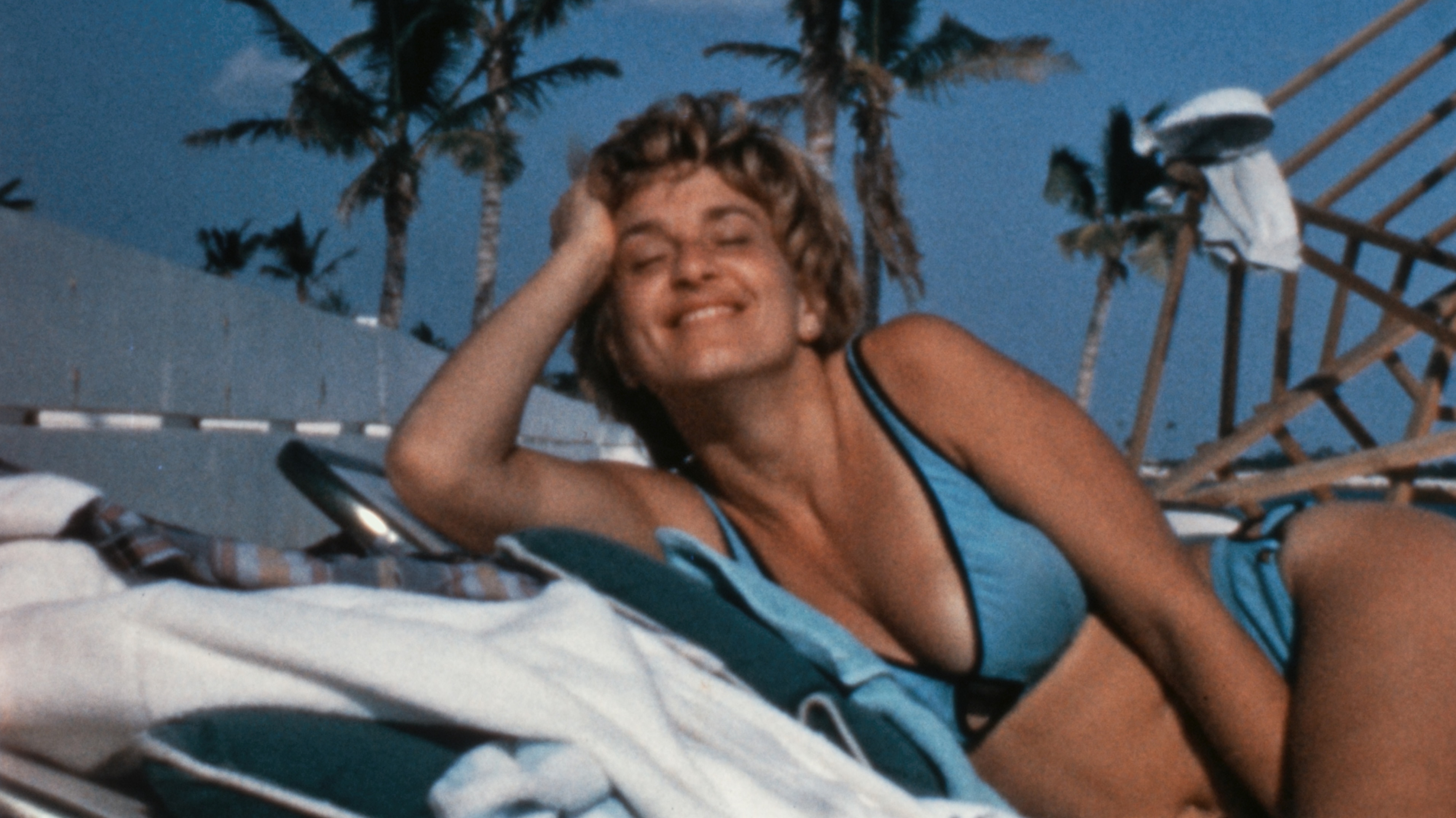 En leende kvinna solar.